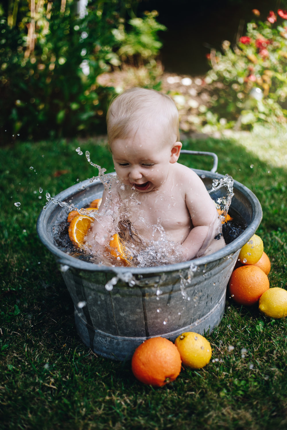 Kind badet in einer Zinkwanne